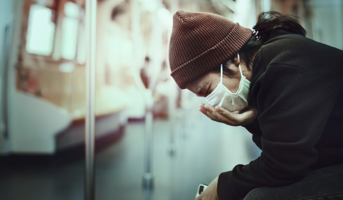 Paciente con problemas respiratorios en el transporte público evidenciando síntomas de una posible afección pulmonar crónica que requiere atención médica urgente