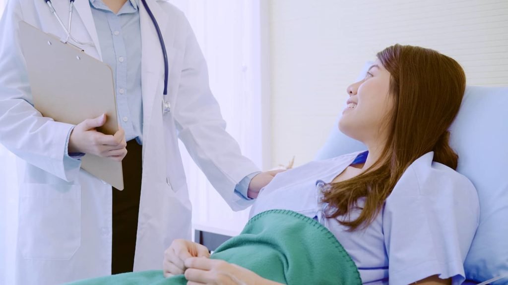 Recuperación Postoperatoria en Casa: Ventajas, CuidadosEsenciales y Cuándo Necesitas un Médico a Domicilio