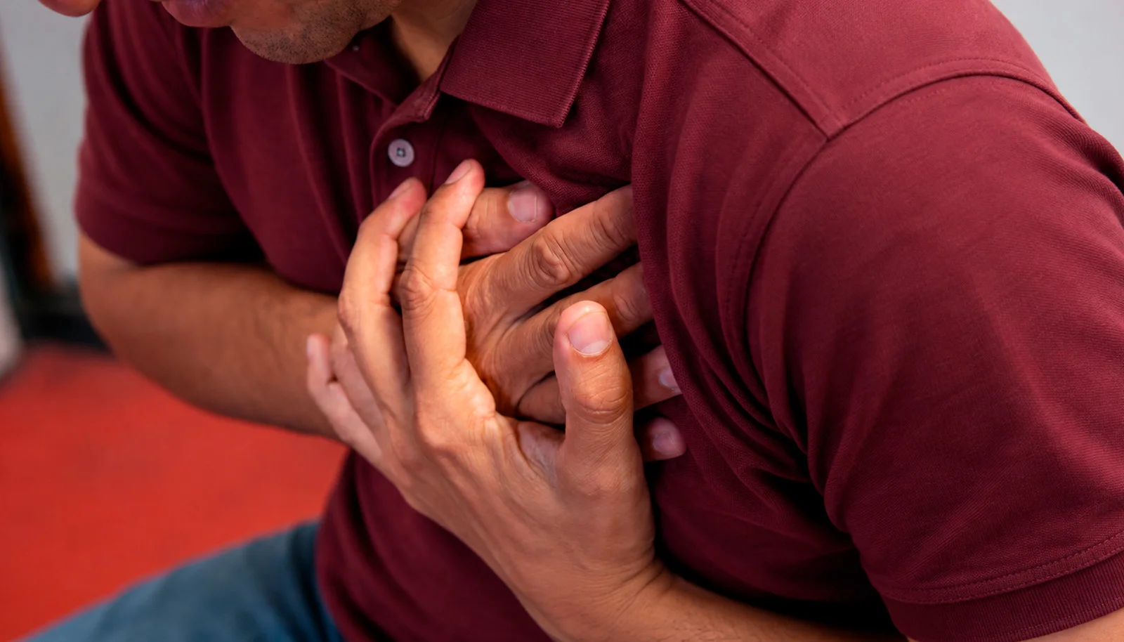 Hombre con dolor en el pecho